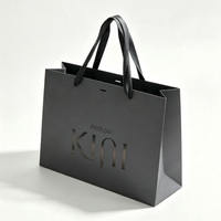 Sacs en papier écologiques personnalisés, couleur or champagne, emballages élégants avec logo de l'entreprise en relief, sacs de luxe pour cadeaux et artisanat