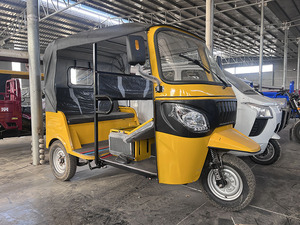 Triciclo Elettrico Giallo a Tre Ruote con Cabina Chiusa per Trasporto Passeggeri - Product Image 3