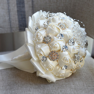 Bouquet de mariée romantique avec roses et broche, roses en satin faites à la main - Product Image 3