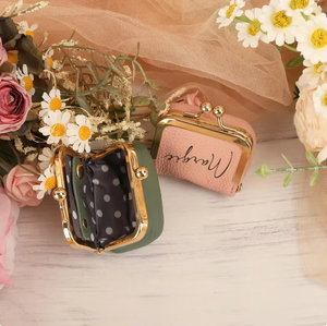 Pochette de rangement pour bijoux mini luxe personnalisée, fermeture à fermoir Kiss Lock, en cuir PU, avec doublure à pois - Product Image 1