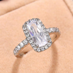 Bague pour femme Q505 avec diamant de laboratoire taille émeraude, style classique de fiançailles, bijoux en diamant synthétique - Product Image 2