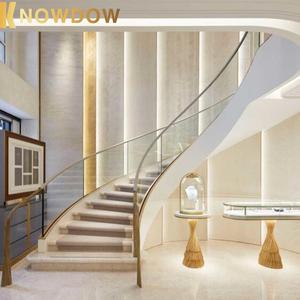 KNOWDOW Escalera curva personalizada Escalera moderna Indor Escalera curva de lujo Escalón de mármol <span class=keywords><strong>Pasamanos</strong></span> de madera de vidrio templado - Product Image 1