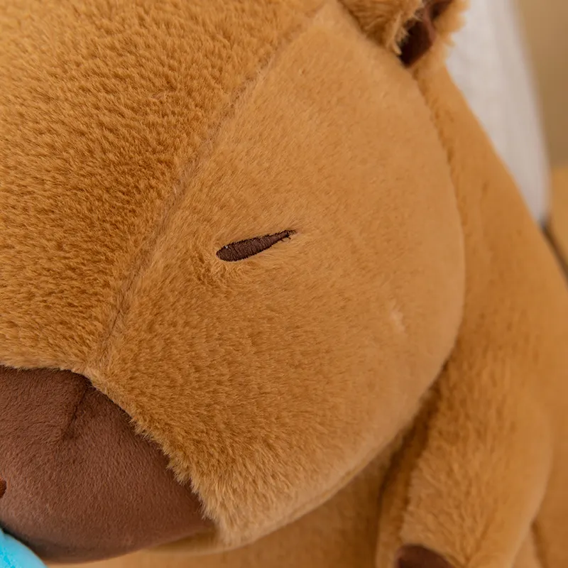 Il regalo di compleanno per bambini che sniffa il peluche del capibara può essere una bambola di peluche affumicata