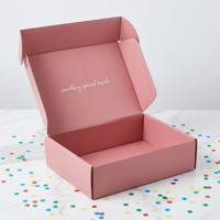 Boîtes d'expédition en carton recyclables sur mesure avec lamination mate, doublure en mousse, imperméables, écologiques, réutilisables et gaufrage