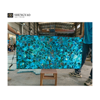 Comptoir de bar en pierre translucide apatite cristal rétro-éclairé bleu turquoise personnalisé