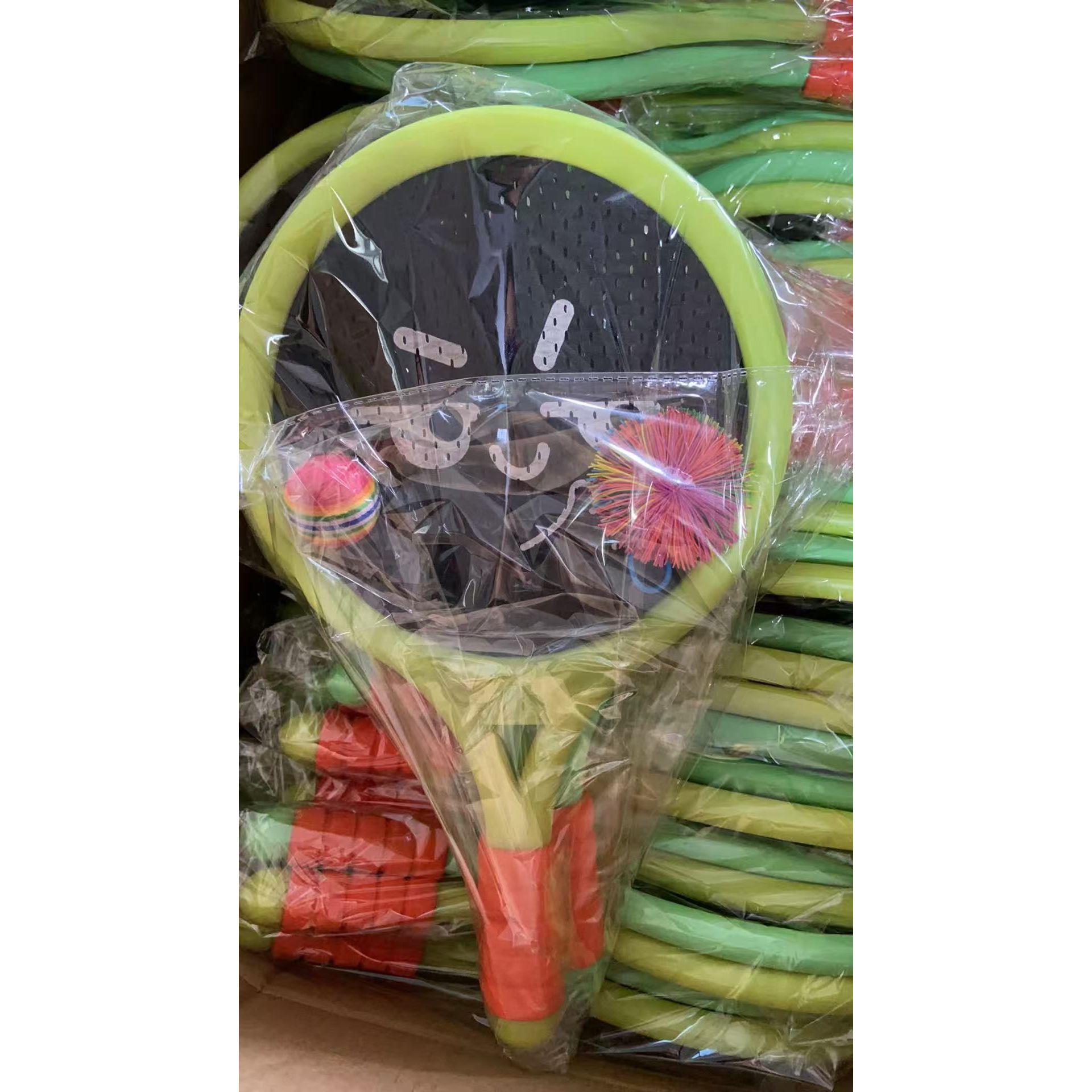 Un ensemble de raquettes de sport vertes et jaunes avec 2 balles