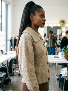 Cardigan en tricot texturé à bulles couleur beige avoine pour femme, col Peter Pan, coupe courte, style décontracté et preppy, personnalisable OEM - Product Image 3