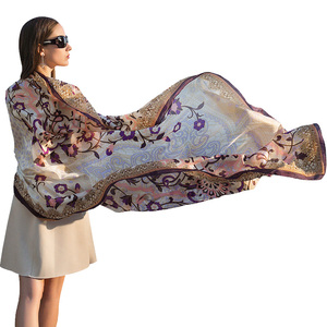 Nouvelle mode d'été <span class=keywords><strong>luxe</strong></span> imprimé pure soie écharpe châle longue taille <span class=keywords><strong>étole</strong></span> Hijab pour les femmes - Product Image 1