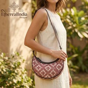 Sac à bandoulière demi-lune en coton imprimé avec garniture en cuir végétalien, sac artisanal bohème, fournisseur en gros, export Inde - Product Image 1