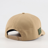 Casquette de golf tendance à visière incurvée personnalisée avec patch de marque en PVC, fermeture snapback et badge de visière élégant, casquette de sport d'extérieur performante
