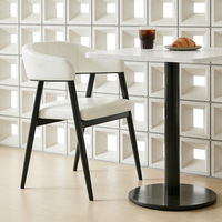 Mobilier de style simple pour pâtisserie et café, tables blanches sur mesure et tabourets rembourrés