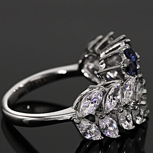 Anello floreale intagliato per donna, elegante gioiello da dito scintillante e alla moda - Product Image 3