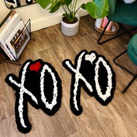 Tapis tufté sur mesure de forme irrégulière, tapis tufté à la main, esthétique noir et blanc, tapis XO en forme de cœur pour la décoration de la chambre des fans de la chanteuse