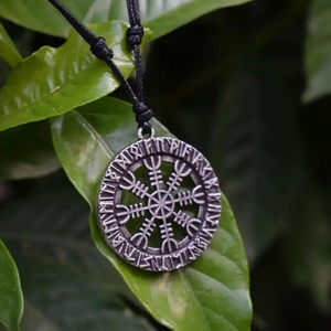 Cadena Vegvisir con Colgante de Brújula Vikinga y Runas Nórdicas, Amuleto de Protección Vikinga, Joyería de Mitología Nórdica - Product Image 1