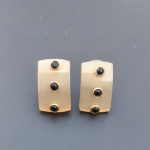 Pendientes Ecológicos Hechos a Mano con Forma Natural de Cuerno de Búfalo con Diseño Moderno para Bodas - Product Image 1