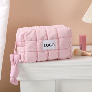 Pochette de voyage matelassée pour femme, sac de maquillage personnalisé avec fermeture éclair en nylon - Product Image 4