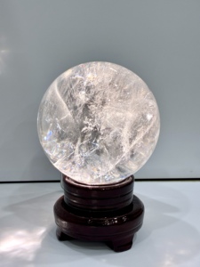 Grande Sfera di Cristallo di Quarzo Naturale Trasparente da 120mm con Inclusioni Arcobaleno, Pietra Curativa per Feng Shui e Arredamento Casa, 2kg - Product Image 4