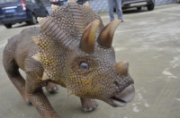 Zigong RC Roboter-Hund Triceratops Laufender Dinosaurier-Roboter Realistisches Simulationsmodell Leichtgewichtig Anpassbar für Einkaufszentren