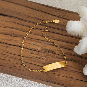 Bracelet barre gravé sur mesure pour femmes Bracelet barre incurvé Happy Forever en acier inoxydable plaqué or 18 carats - Product Image 3