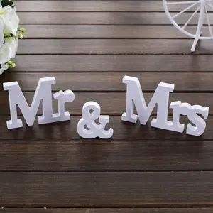 HAWIN decorazione del segno della tavola in legno bianco Mr e Mrs lettere per la decorazione della tavola di nozze della festa puntelli per foto