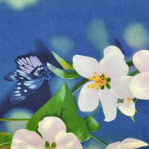 Tissu brossé à base de bleu avec fleurs et papillons blancs. Vente directe de l'usine principale. Fabriqué en polyester 100%. - Product Image 1