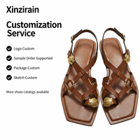 Sandales plates décontractées Xinzirain personnalisées pour femmes en cuir marron uni à bout ouvert avec bride à boucle