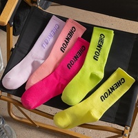 Chaussettes mi-mollet unisexes vert fluorescent à la mode lettre Ins Style haut polyvalent pour une utilisation au collège