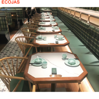 Ensemble de banquettes classiques pour restaurant avec banc mural vert, chaises à dossier courbé et tables à manger
