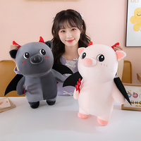 Juguete de peluche de cerdo de pie con cuernos de diablo rojos al por mayor, cerdito de peluche ruborizado, regalo creativo para bodas, regalos de peluche para fiestas de cumpleaños de bebés