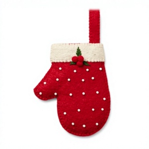 Guante navideño tradicional hecho a mano de fieltro de lana rojo ecológico con lunares blancos y decoración de aletria para colgar en la pared en interiores. - Product Image 2