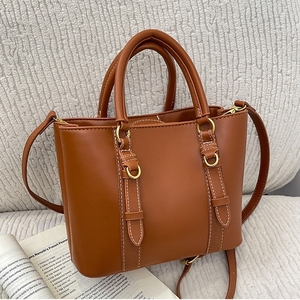 Bolsa Transversal Retro Preta com Alça Estruturada para Mulheres, Bolsa Minimalista em Couro Sintético com Zíper e Ferragens Douradas, Casual - Product Image 1