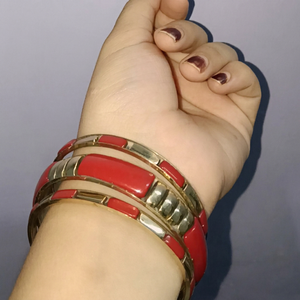 Bracelet en résine rouge de qualité supérieure avec détails dorés, fabriqué à la main pour un style élégant au quotidien, pour les occasions festives et pour les soirées. - Product Image 1