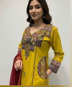 Kurta jaune moderne pour femmes, manches longues, col en V, design tendance, prix de gros - Product Image 2