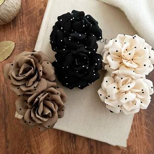 Elegante Pinza para el Cabello con Diseño de Rosas y Puntos Franceses, Accesorio de Moda para Mujer - Product Image 1