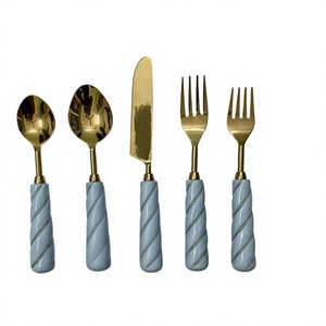 Juego de Cubiertos de Lujo de 5 Piezas de Acero Inoxidable con Elegante Mango de Bambú Bañado en Oro, Juego de Cubiertos para el Regreso a Clases - Product Image 1