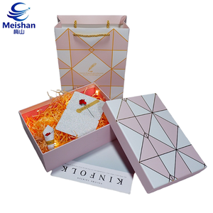 Elegancia Natural Meishan para Navidad, Caja de Cartón con Cierre Magnético y Diseño de Impresión en Seda, Regalo Navideño EcoChic - Product Image 4