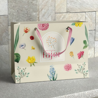 Sac cadeau en papier floral aquarelle rose clair avec poignée en ruban de satin rose assorti, logo personnalisé en feuille d'or, sac de shopping boutique