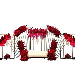 Marco Metálico Liso, Brillante y Duradero, Fondo de Acero Inoxidable con Arco Dorado, Candelabros de Flores y Diseño de Espejo para Eventos de Boda - Product Image 1
