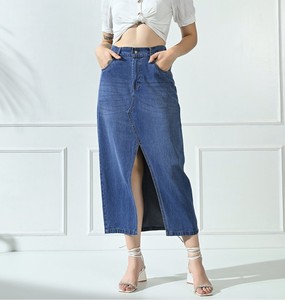 Jupe midi décontractée en jean délavé à taille haute, coupe trapèze, avec fente avant - Product Image 2
