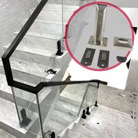 Balustrades et mains courantes réglables en verre noir mat avec embouts pour système de garde-corps de terrasse et balcon