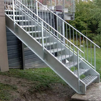 Escalier hélicoïdal en verre au design minimaliste moderne avec marches en bois pour l'extérieur, main courante en acier inoxydable, respectueux de l'environnement