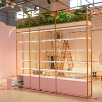 Meubles de boutique de maquillage moderne Décoration de magasin de parfums roses au détail Présentoirs muraux cosmétiques en bois personnalisés pour les soins de la peau