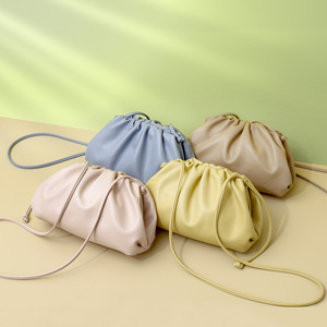 Sac plissé élégant pour femme, style nuage, à porter sous le bras, couleur unie, design texturé, fermeture magnétique - Product Image 4