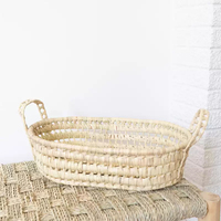 Plateau en feuilles de palmier tressées à la main, style minimaliste, ovale, naturel, Minimoroccolism |   Fruits de camping MA écologiques à structure ouverte en stock