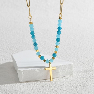 Collier de perles personnalisé minimaliste, fait main, avec breloque croix en cristal - Product Image 3