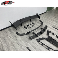 Kit carrosserie en fibre de carbone style Corvette C8 Z06 : capot, lèvre avant, diffuseur arrière, aileron arrière et jupes latérales.