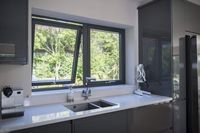 Nouveau design moderne avec cadre en aluminium à guillotine Auvent de salle de bain à battant Fenêtre à battant