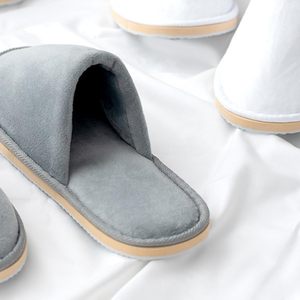 Chaussons d'hôtel jetables écologiques à prix bas du fabricant, semelle antidérapante, EVA souple, logo personnalisé OEM, couleur blanche, pour hommes et femmes - Product Image 4
