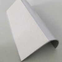 Profilé de marche antidérapant jaune en alliage d'aluminium extrudé, écologique et sûr, pour protection des bords de marche et transition des escaliers