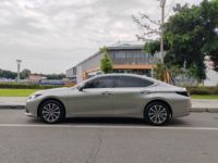 Lexus ES 2025 200 Premium Edition berline d'occasion, voiture de luxe intermédiaire 2.0L, bien entretenue, faible kilométrage, prête à être expédiée